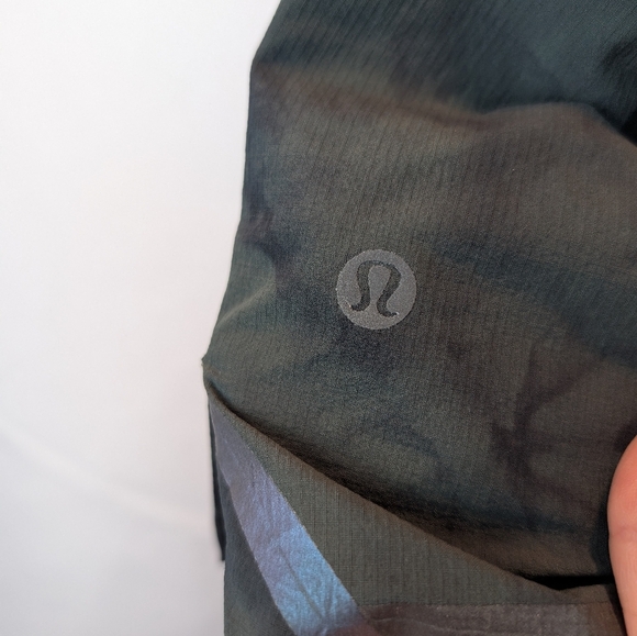 Lululemon Surge Short 6" Lined size 6 in EUC - Picture 9 of 11